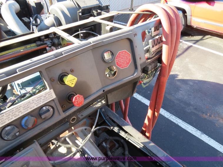 image for item F4375 2002 International 4900 truck