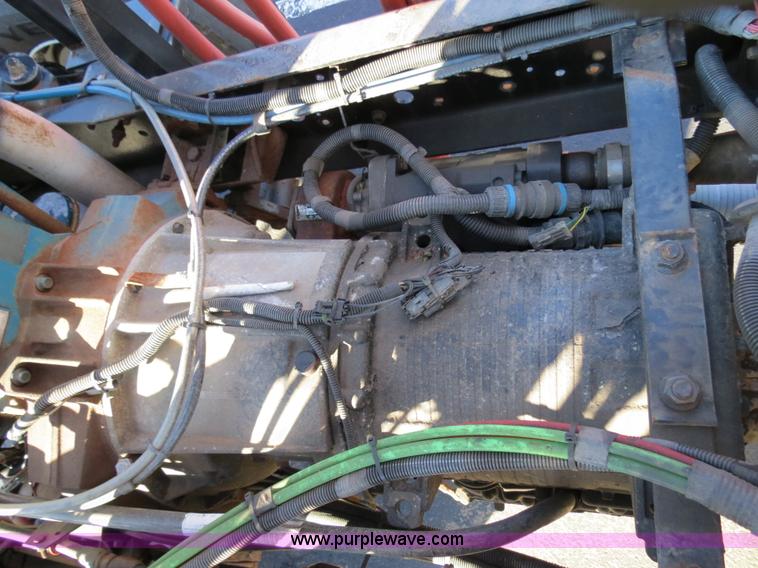 image for item F4375 2002 International 4900 truck