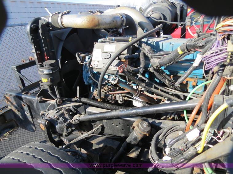 image for item F4375 2002 International 4900 truck