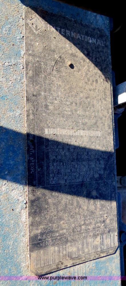 image for item F4375 2002 International 4900 truck