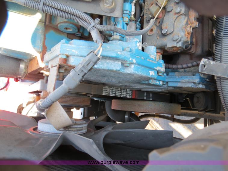 image for item F4375 2002 International 4900 truck