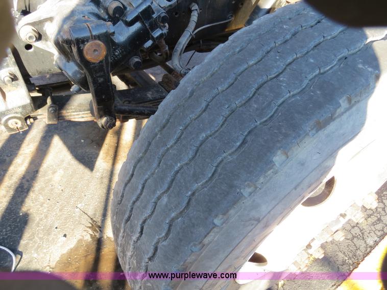 image for item F4375 2002 International 4900 truck