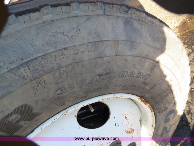 image for item F4375 2002 International 4900 truck