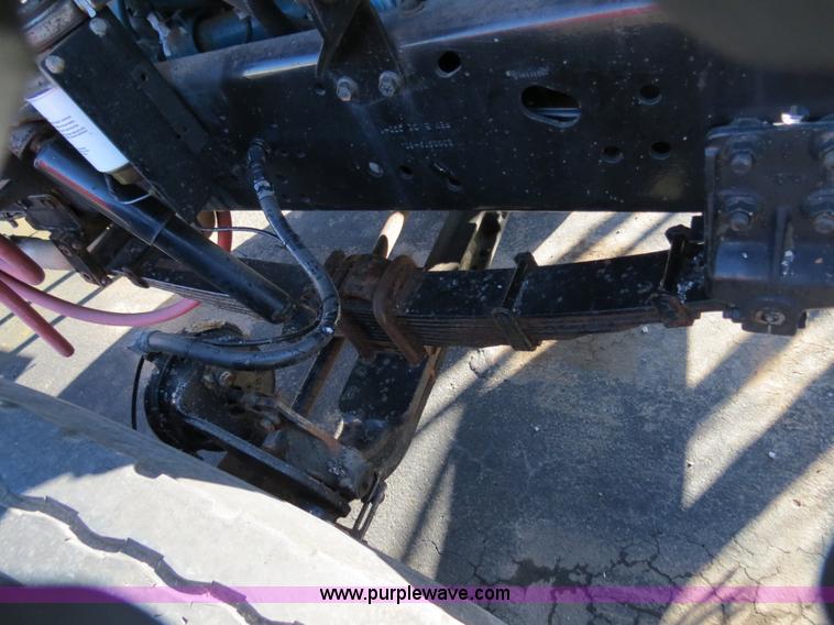 image for item F4375 2002 International 4900 truck