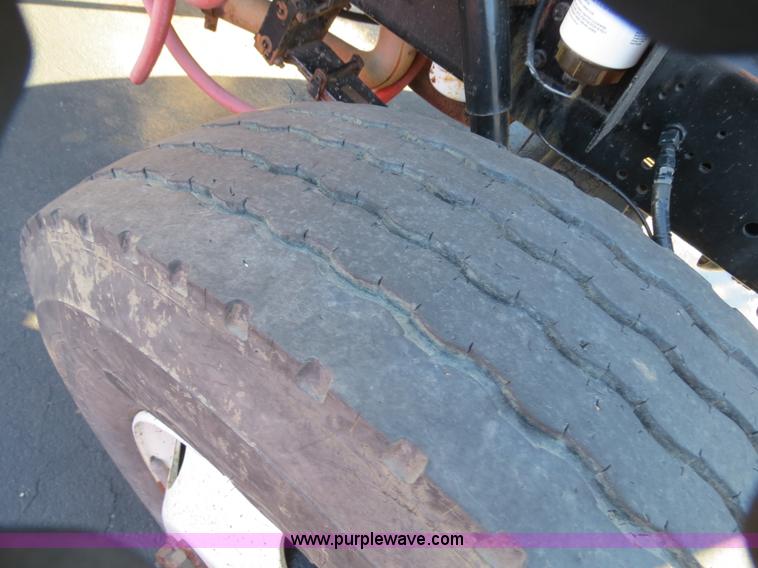 image for item F4375 2002 International 4900 truck