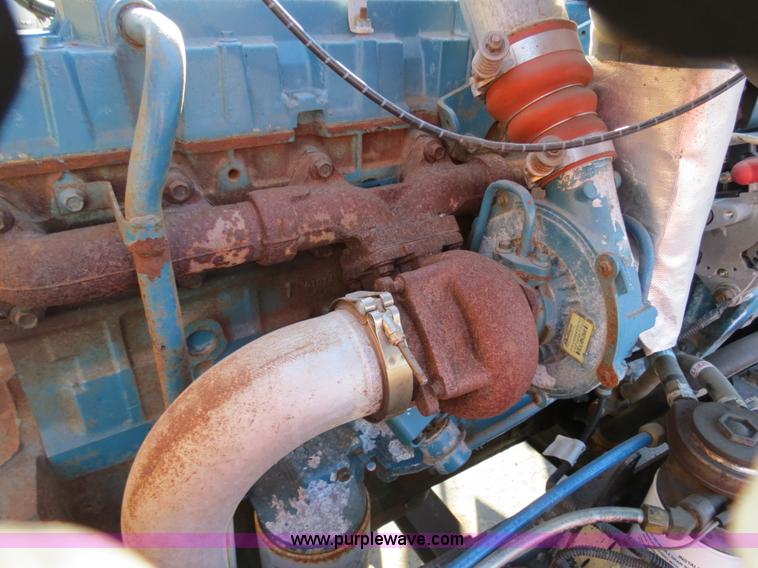 image for item F4375 2002 International 4900 truck