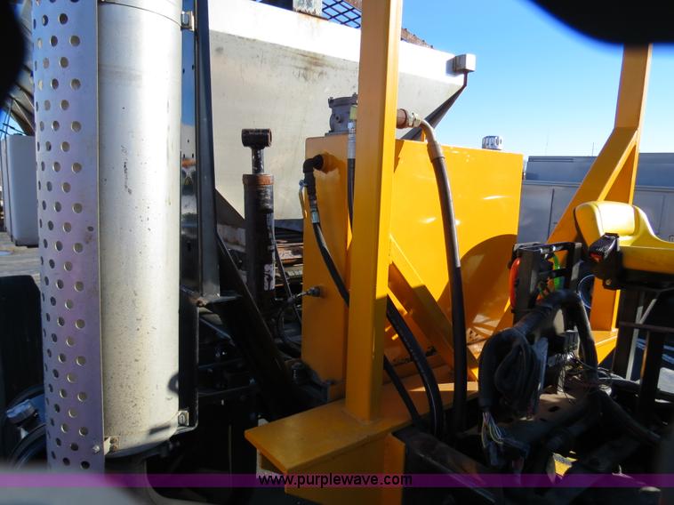 image for item F4375 2002 International 4900 truck