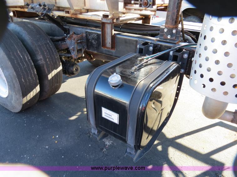 image for item F4375 2002 International 4900 truck