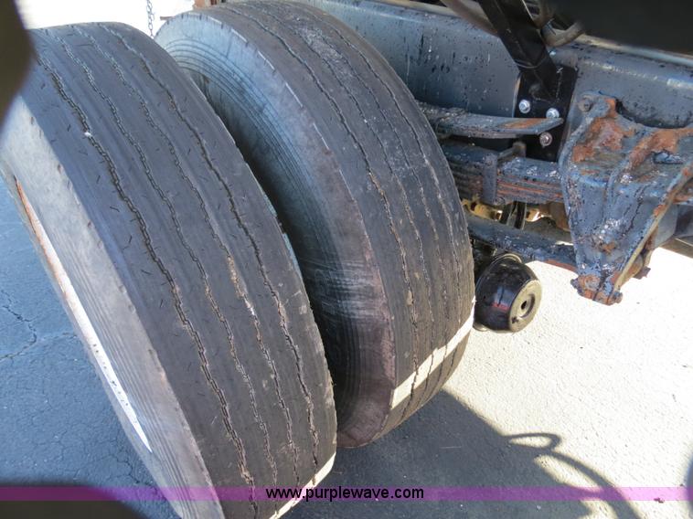 image for item F4375 2002 International 4900 truck