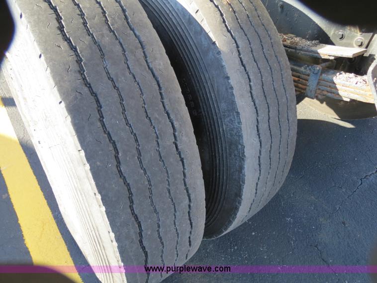 image for item F4375 2002 International 4900 truck