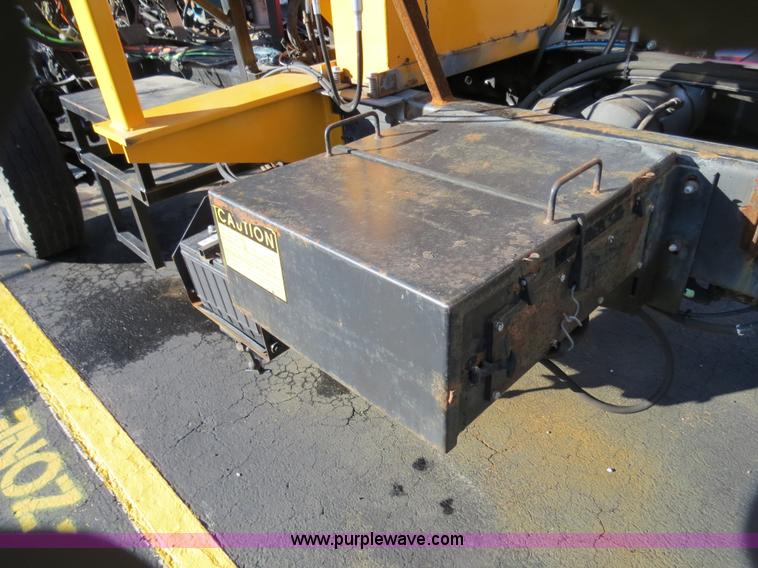 image for item F4375 2002 International 4900 truck