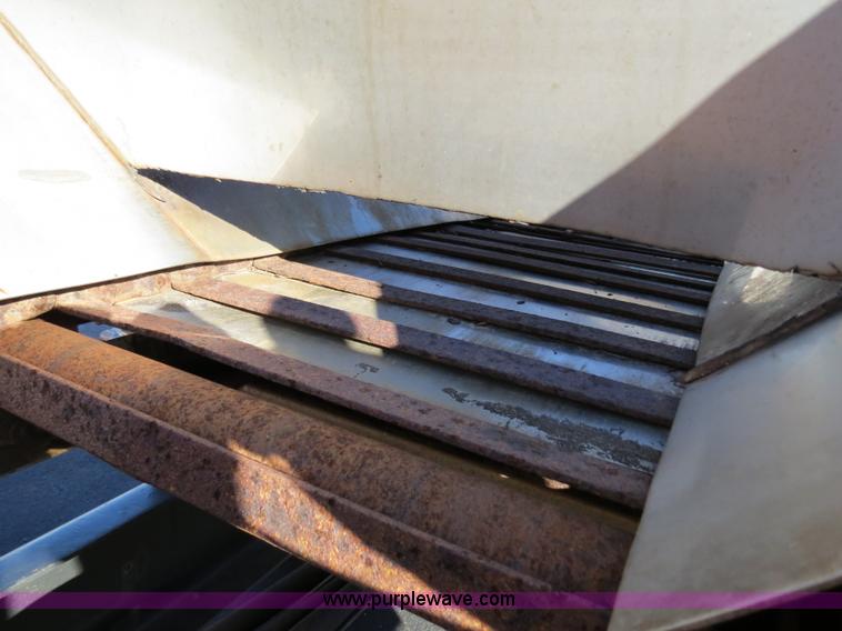 image for item F4375 2002 International 4900 truck