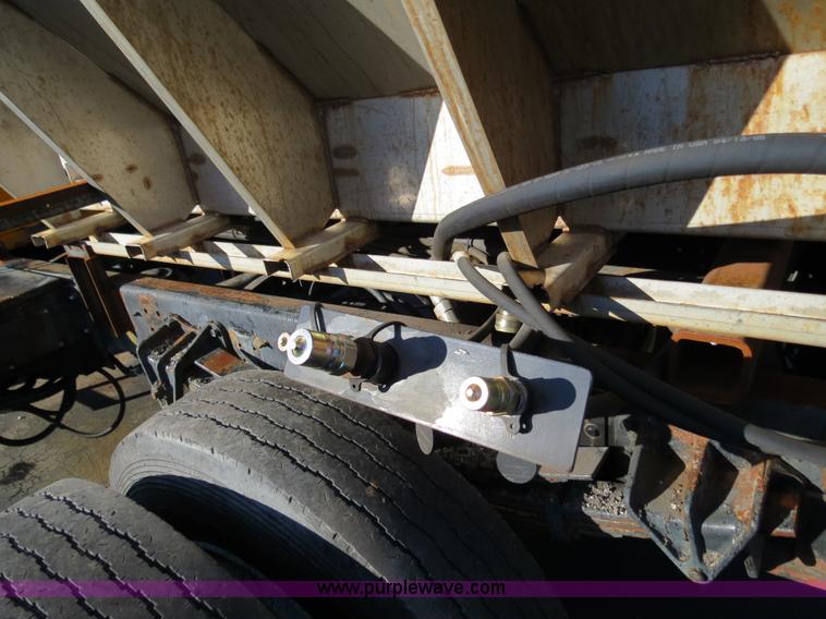 image for item F4375 2002 International 4900 truck