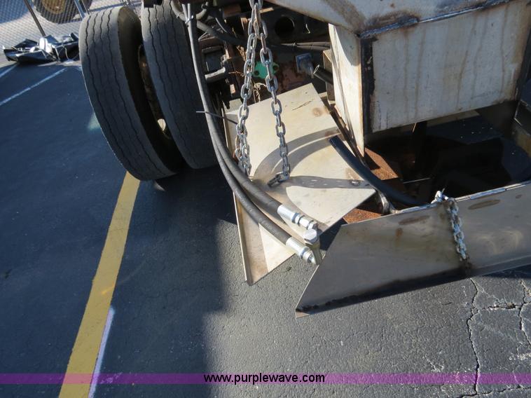 image for item F4375 2002 International 4900 truck