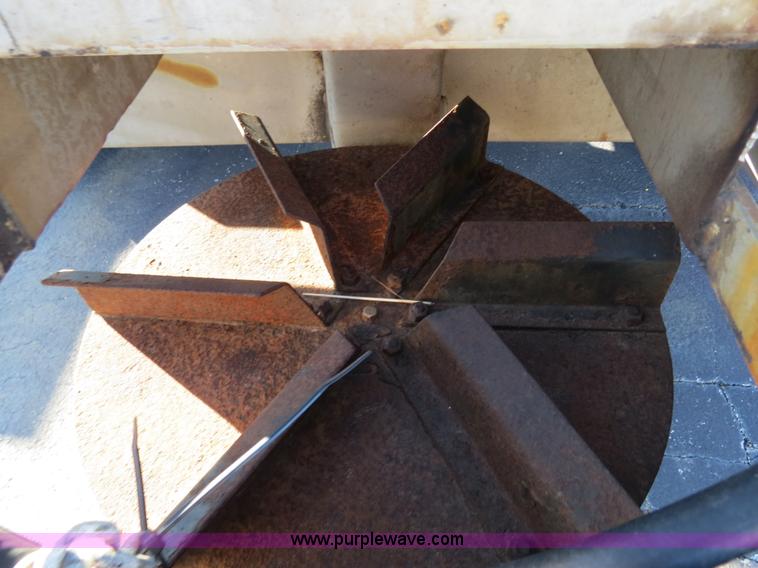 image for item F4375 2002 International 4900 truck