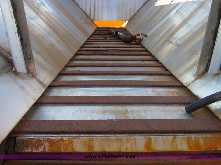 image for item F4375 2002 International 4900 truck