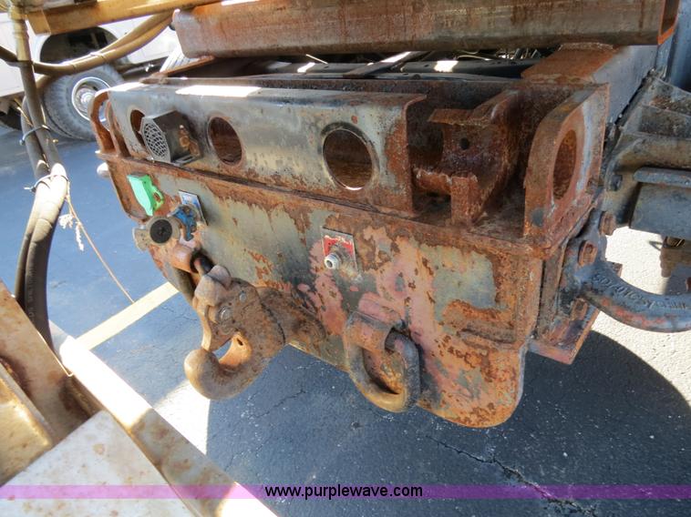 image for item F4375 2002 International 4900 truck