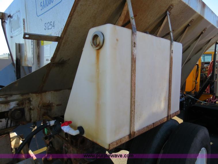 image for item F4375 2002 International 4900 truck