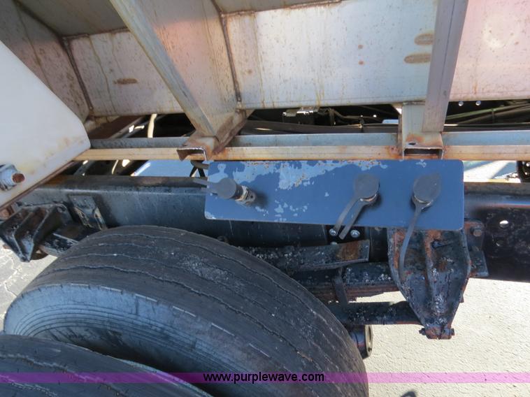 image for item F4375 2002 International 4900 truck