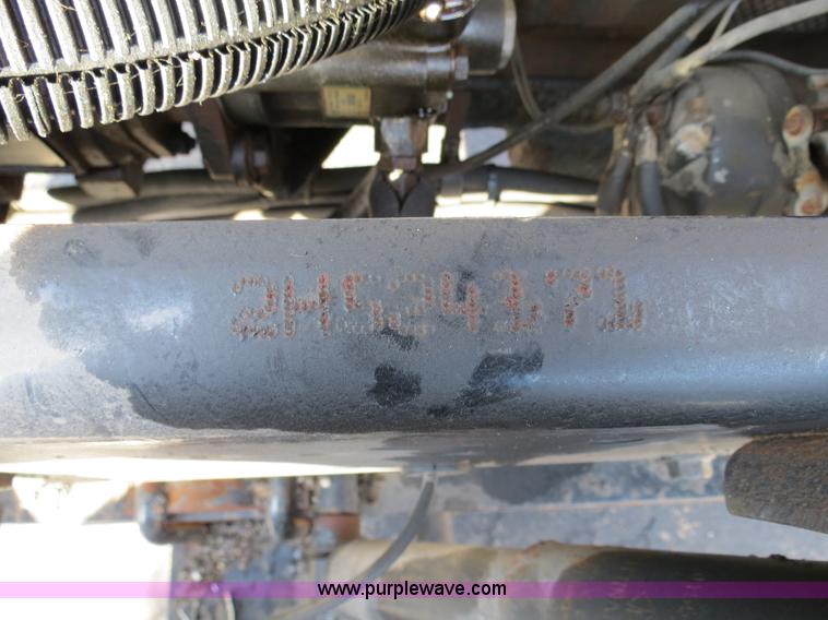 image for item F4375 2002 International 4900 truck