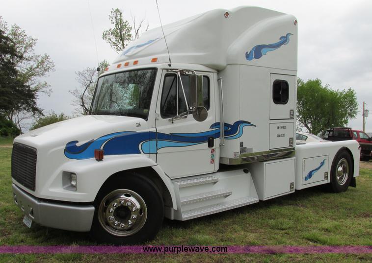 image for item F4826 2000 Freightliner FL60 truck