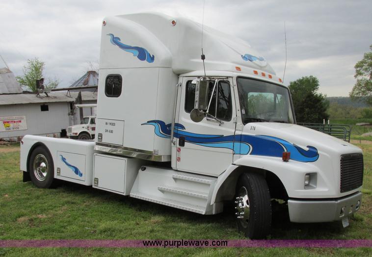 image for item F4826 2000 Freightliner FL60 truck