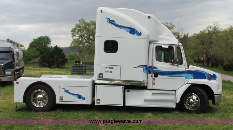 image for item F4826 2000 Freightliner FL60 truck
