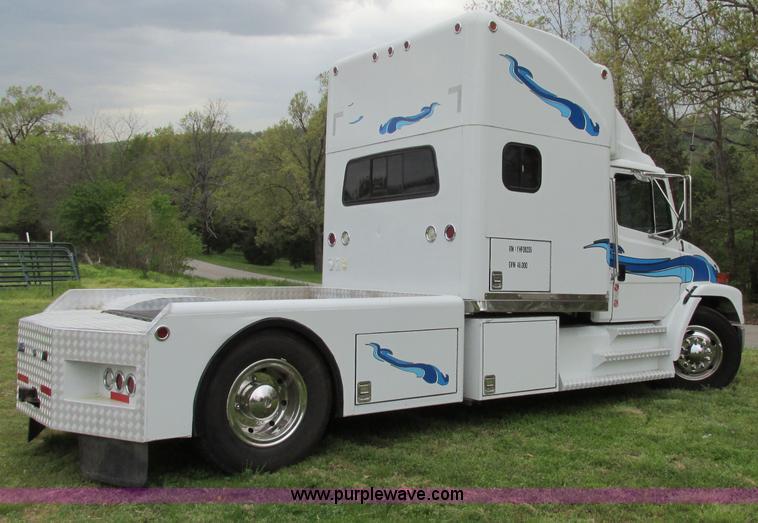 image for item F4826 2000 Freightliner FL60 truck