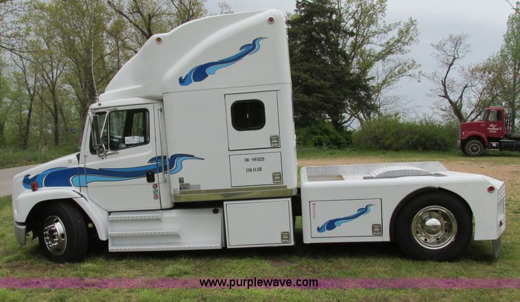 image for item F4826 2000 Freightliner FL60 truck