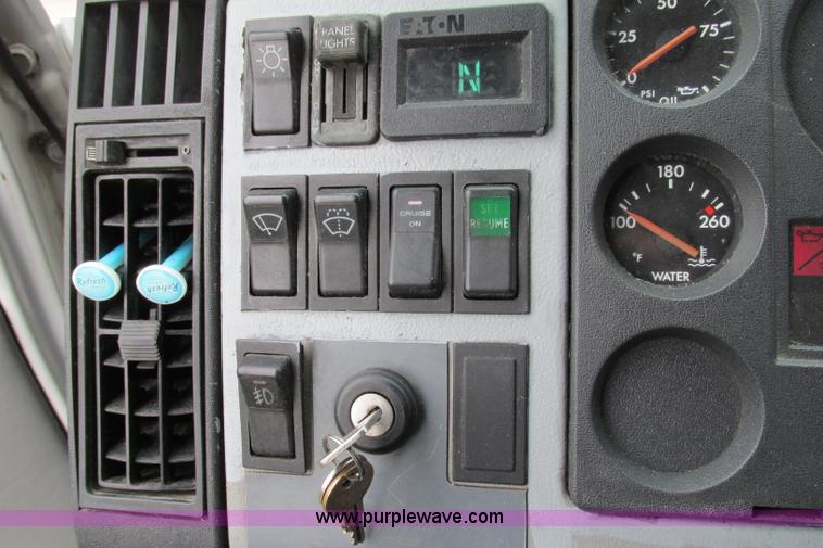 image for item F4826 2000 Freightliner FL60 truck