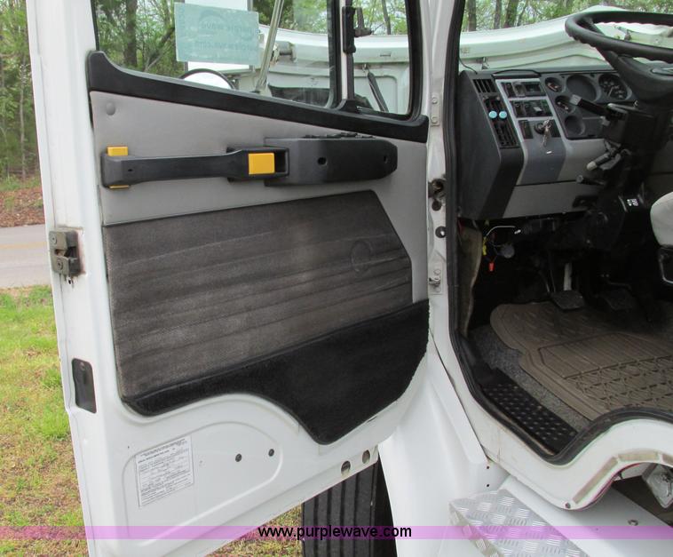 image for item F4826 2000 Freightliner FL60 truck