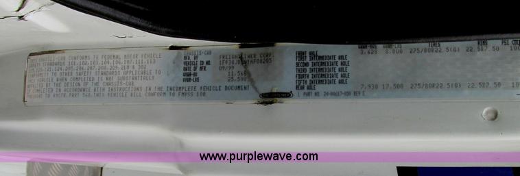 image for item F4826 2000 Freightliner FL60 truck