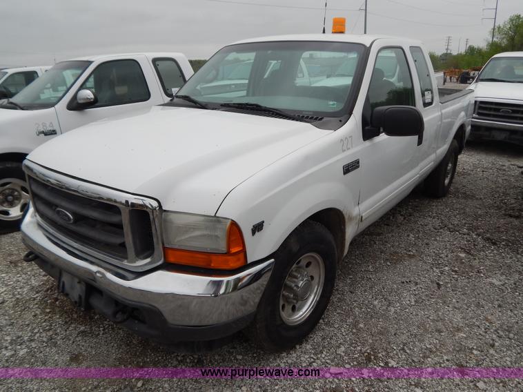image for item F5020 2001 Ford F250 Super Duty XLT pickup truck