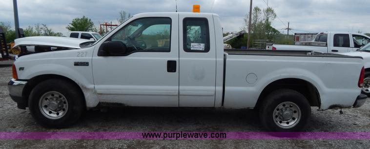 image for item F5020 2001 Ford F250 Super Duty XLT pickup truck