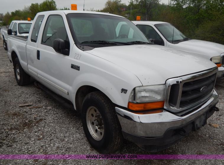 image for item F5020 2001 Ford F250 Super Duty XLT pickup truck
