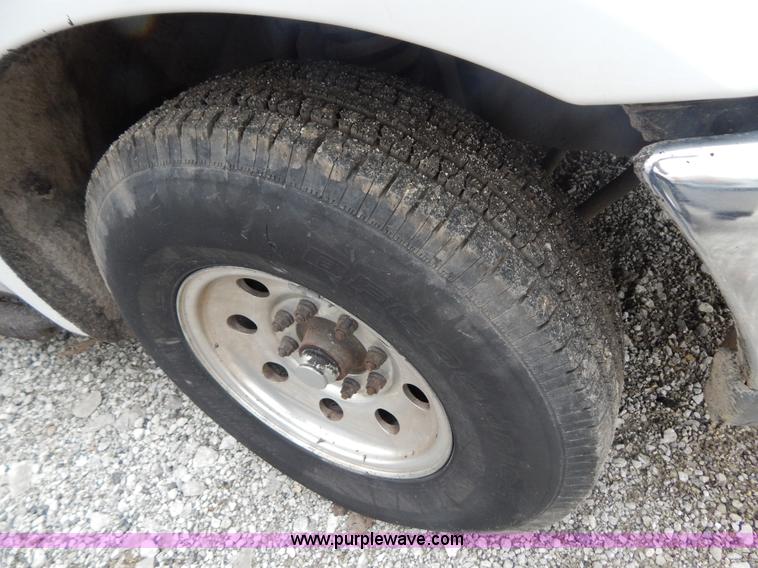 image for item F5020 2001 Ford F250 Super Duty XLT pickup truck