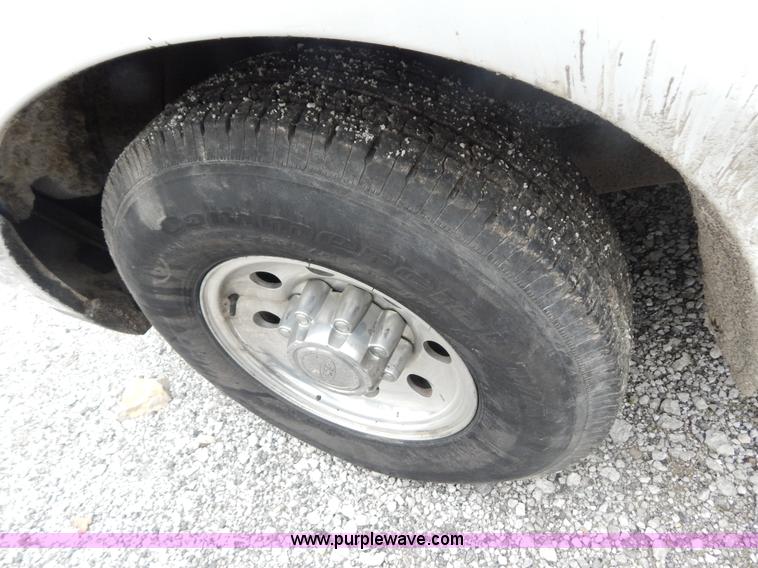 image for item F5020 2001 Ford F250 Super Duty XLT pickup truck