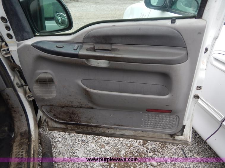 image for item F5020 2001 Ford F250 Super Duty XLT pickup truck