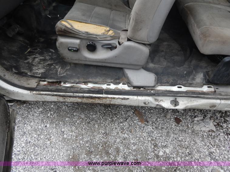 image for item F5020 2001 Ford F250 Super Duty XLT pickup truck