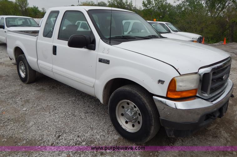 image for item F5021 2001 Ford F250 Super Duty XLT pickup truck