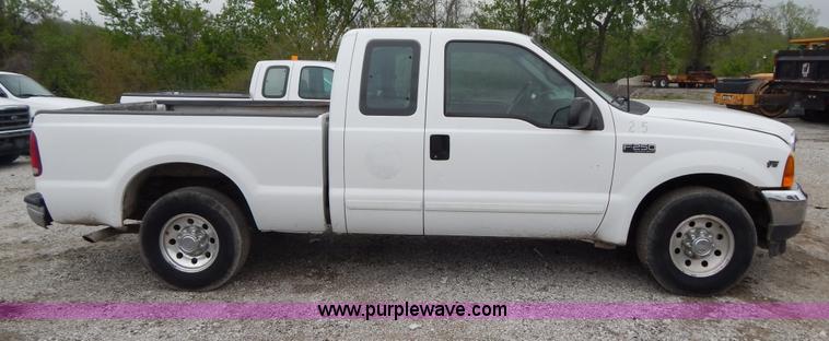 image for item F5021 2001 Ford F250 Super Duty XLT pickup truck
