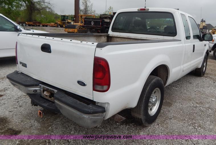 image for item F5021 2001 Ford F250 Super Duty XLT pickup truck