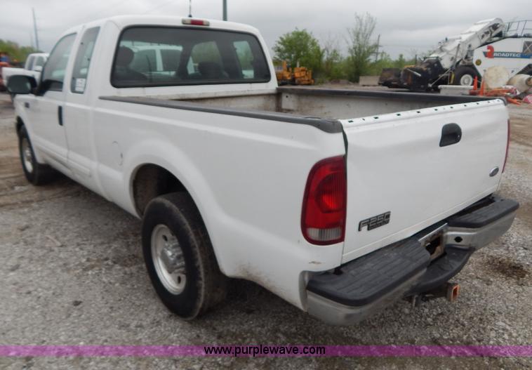 image for item F5021 2001 Ford F250 Super Duty XLT pickup truck