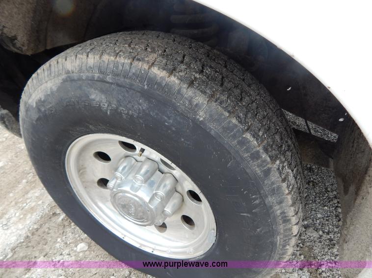 image for item F5021 2001 Ford F250 Super Duty XLT pickup truck