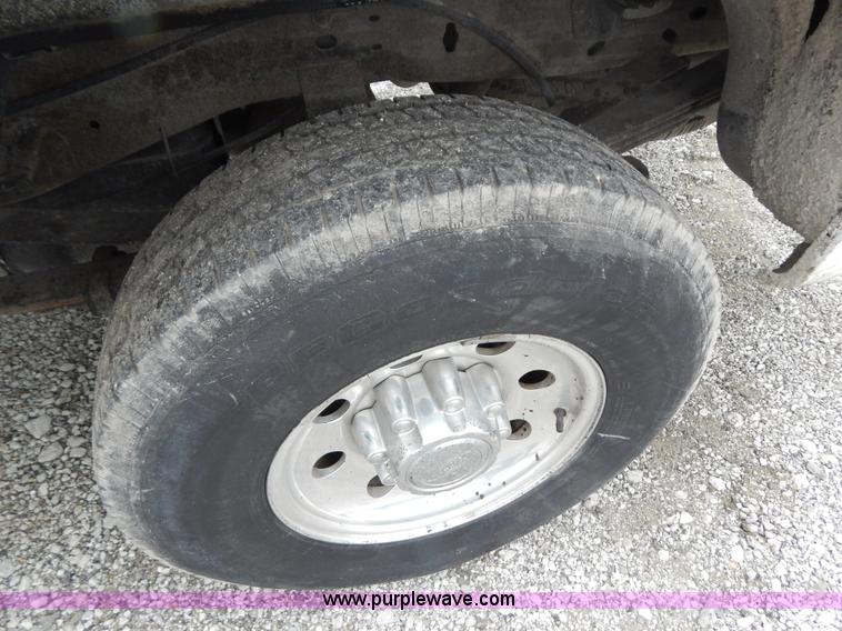 image for item F5021 2001 Ford F250 Super Duty XLT pickup truck