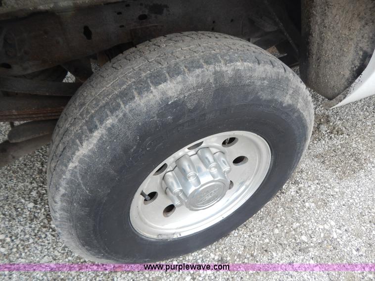 image for item F5021 2001 Ford F250 Super Duty XLT pickup truck