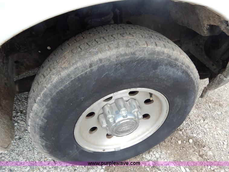 image for item F5021 2001 Ford F250 Super Duty XLT pickup truck