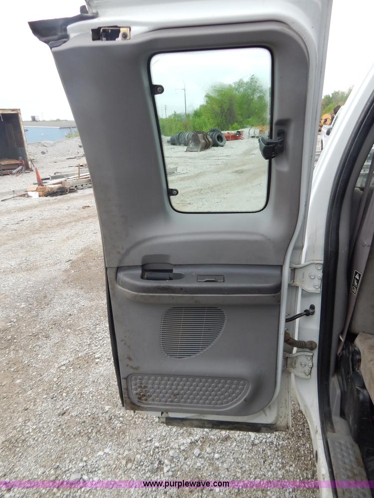 image for item F5021 2001 Ford F250 Super Duty XLT pickup truck