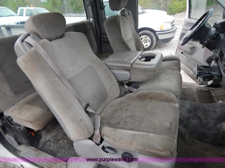 image for item F5021 2001 Ford F250 Super Duty XLT pickup truck