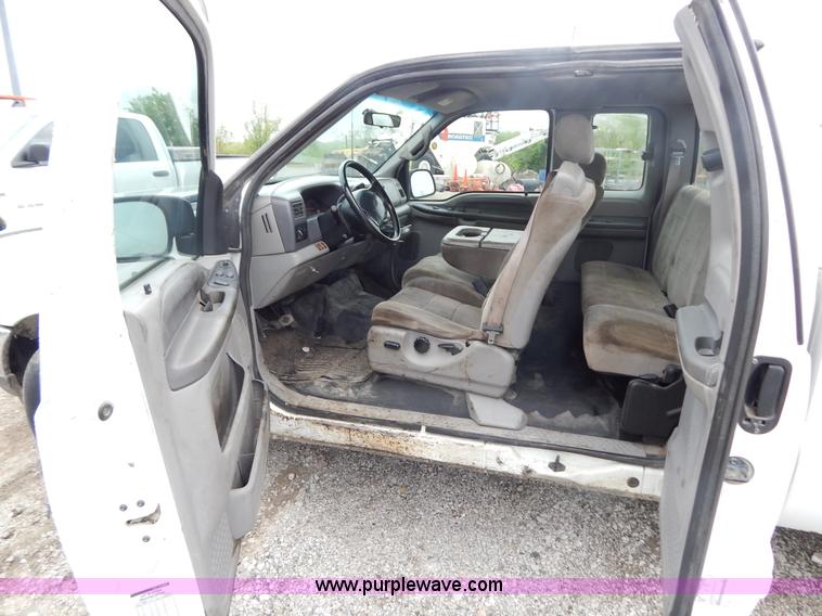 image for item F5021 2001 Ford F250 Super Duty XLT pickup truck